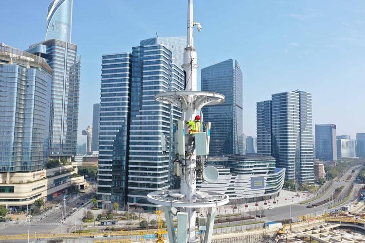 Pandas列拆分技巧：按特定分隔符和大小写规则提取数据